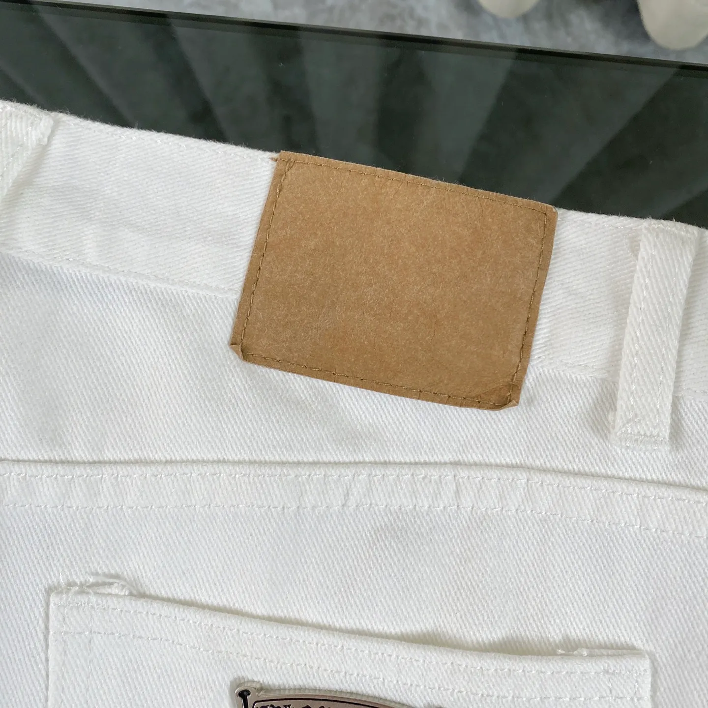P240 CH Chromehearts Mattyboy graffiti painted leopard print cross patch leather white jeans, price 34W level, patchwork cross pattern embellishment, washed jeans! ! An absolutely high-end luxury product, a 1.9W-level god-level single product, a super popular product, made by top heavy industry, a magic weapon that cannot be missed! [About Zangyin] This is an extremely luxurious fashion brand that can also be called the aristocracy of the high street. It has always been an exclusive brand for some hipsters or rich second generations. Compared with ordinary high streets, it is more luxurious and noble. Compared with luxury brands, it is more fashionable and individual. It has always been a brand that I have a special liking for. [Top heavy industry fashion design] Consistently high-street luxury style. Speaking of this style, the Zangyin family and GU family are definitely the leading representative brands. Especially the Zangyin family has really achieved a state-of-the-art effect in creating high-street style. The unique washed material is used to create this style. The color system is already quite eye-catching. After it is decorated with patchwork cross flowers, it cleverly highlights the charm of the brand. Secondly, this style uses classic The high-waist cutting design highlights the long legs and fashionable temperament of the upper body. The brand is highly recognizable and the slim fit configuration is more suitable for daily wear. It is a product that interprets personality, fashion, and specifications at a glance. This single product is enough to make any fan excited. It can be a white T-shirt for a youthful college style, or a tight suspender for a royal style. It has strong matching ability and can be easily controlled by men.  [Materials and craftsmanship] Needless to say, this point goes without saying. As an excellent craftsman brand, Zangyin’s requirements for details and craftsmanship are really perfect. The washed color of this model has gone through so many processes, not to mention the embellishment of denim appliques. It is also purely hand-made and sewn. Just like what they believe in, only hand-made things have soul and have the meaning of wear. A top-notch heavy-duty fashionable denim item, I look forward to your perfect interpretation! !  Color: white Size: 28-34